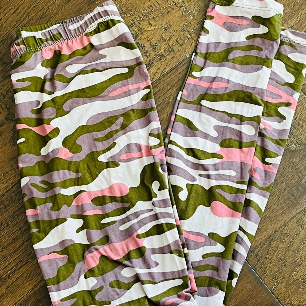 Agnes and Dora Camo Leggings